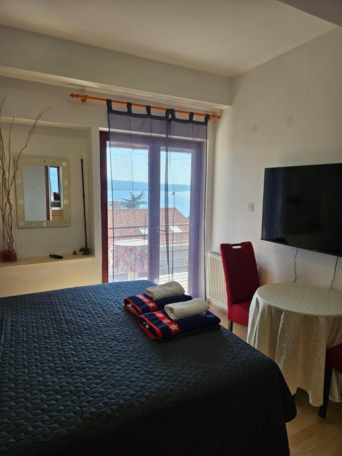 Apartments With Swimming Pool 9X4M Selce Exterior photo